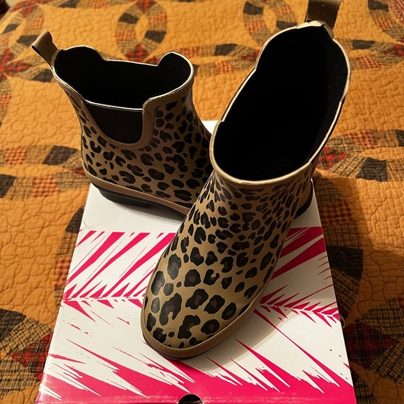 New- Corkys Hey Girl Leopard Yikes Boots Size 7 - Picture 4 of 13